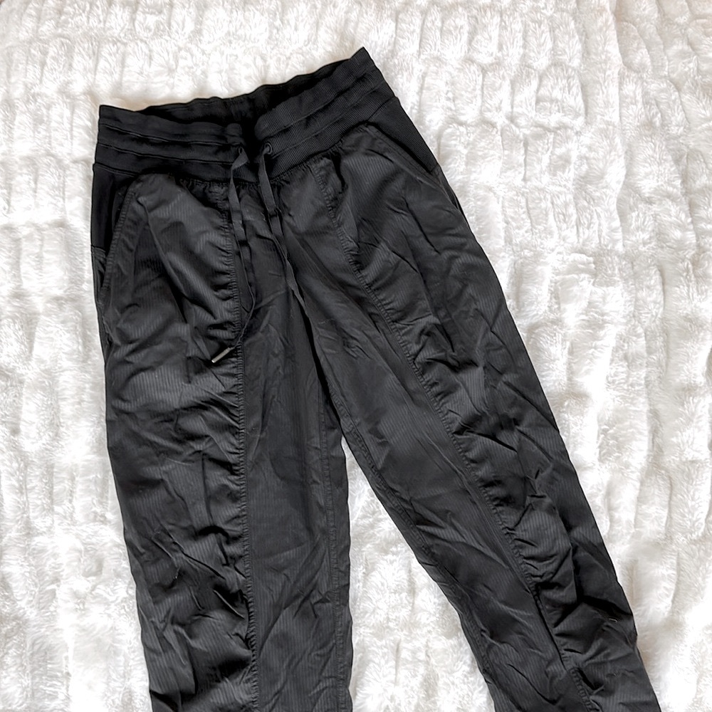 lululemon dance studio joggers - size 0 but untied fits a 2